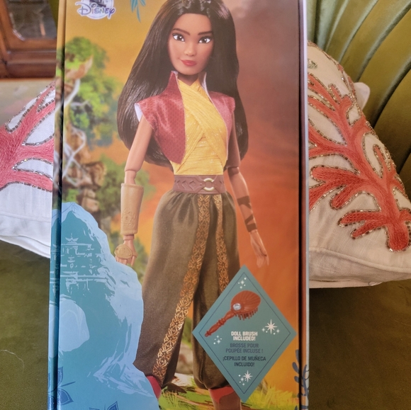 New in Box Disney Raya Doll with Brush Of The Last Dragon - Picture 4 of 6